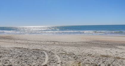 Pine Knoll Shores Getaway - Walk to Beach!