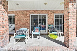 House (3 Bedrooms) | Interior - Pine Knoll Shores Getaway - Walk to Beach! (Atlantic Beach)