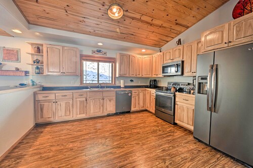 Peaceful Superior Home w/ Fire Pit & Mtn View