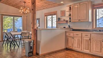 House (5 Bedrooms) | Interior