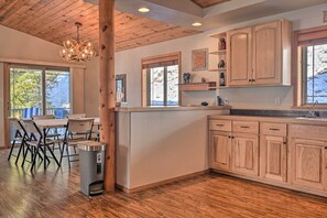 House (5 Bedrooms) | Interior