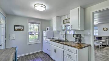 Casa de campo (2 Bedrooms) | Cocina privada | Microondas, horno, parrilla de estufa y utensilios de cocina