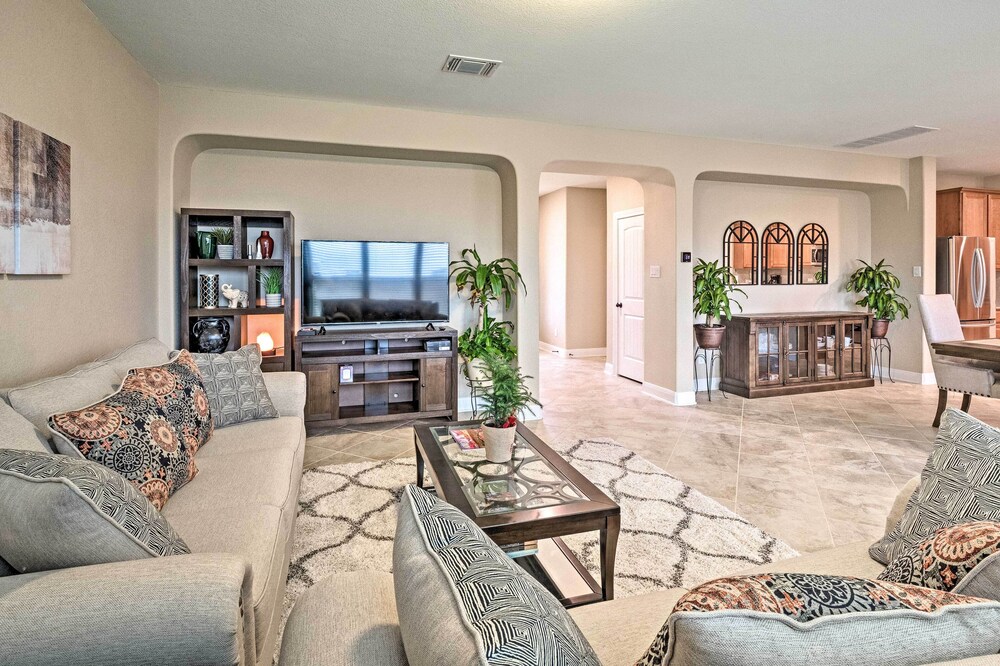 Spacious Suburban Family Home ~ 16 Miles to Austin