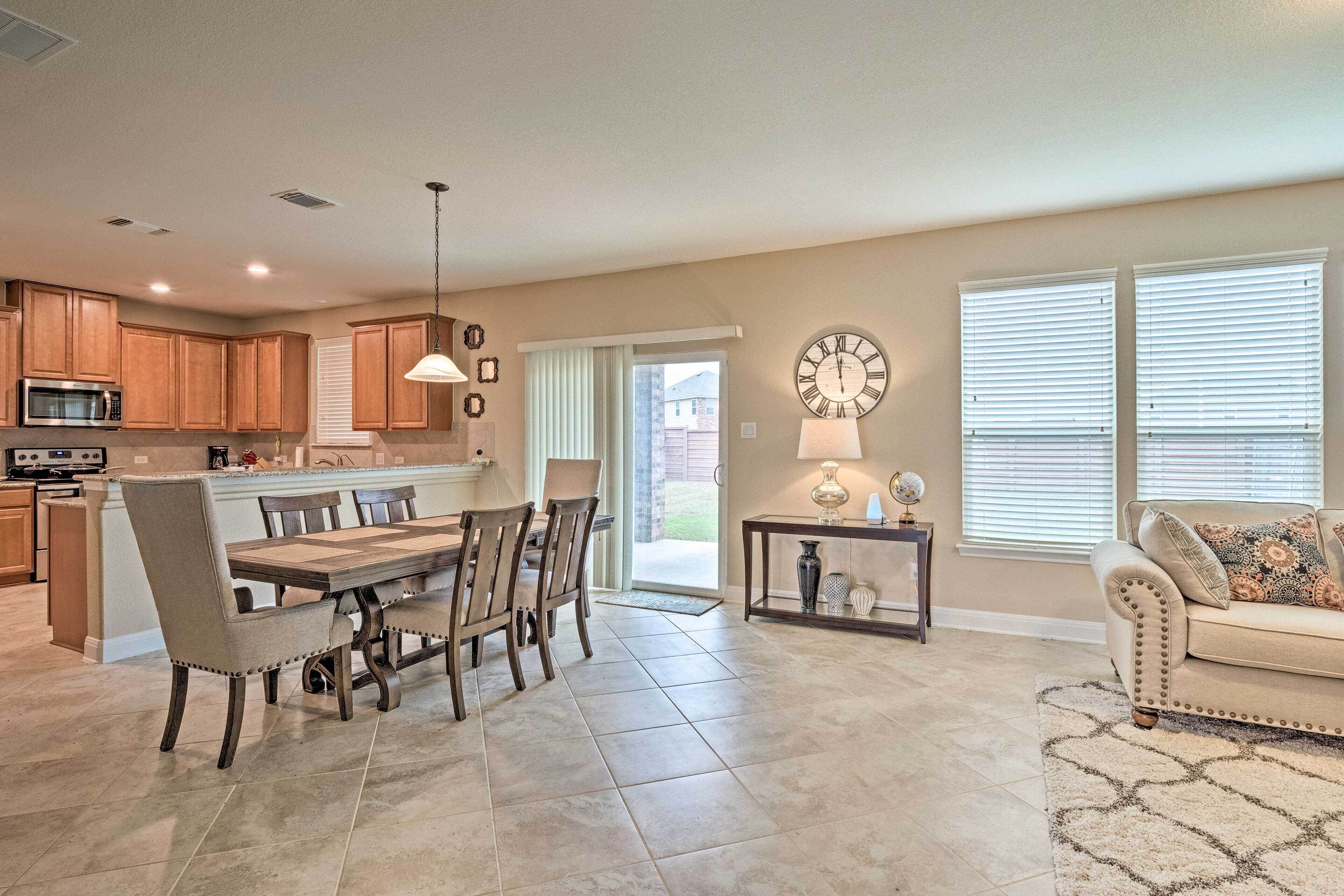 Spacious Suburban Family Home ~ 16 Miles to Austin