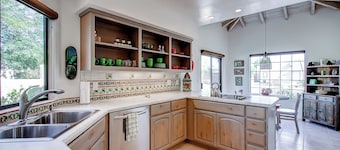 Country Club Home: 2br, 2 BA + Den ~ 1 Mi to Golf!