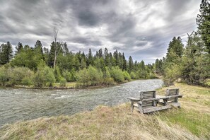 A river with a wooden bench and picnic table on the bank. - Quiet Riverside Retreat: Hike, Fish & Ski! (Eureka)