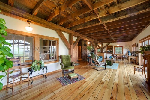 Breathtaking Mtn Views: Stylish Rustic Retreat!