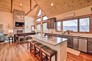 Interior - Mountainside Retreat w/ Fire Pit in Banner Elk (Banner Elk)