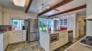 House (6 Bedrooms) | Interior