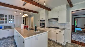 House (6 Bedrooms) | Interior