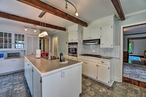 House (6 Bedrooms) | Interior