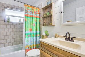 House (2 Bedrooms) | Interior - 1 Mi to Anna Maria Island: Pet-friendly Retreat (Cortez)