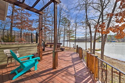 Lakefront Vacation Rental w/ Deck & 2 Docks!