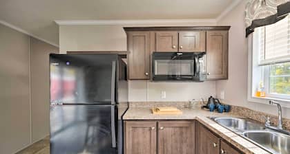 Cassopolis Cabin, Private Deck & Lake Access!