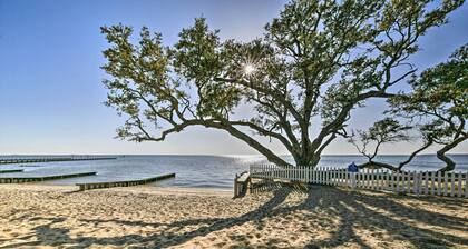 Boat Dock & Kayak: OBX Getaway on the Harbour