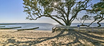 Boat Dock & Kayak: OBX Getaway on the Harbour