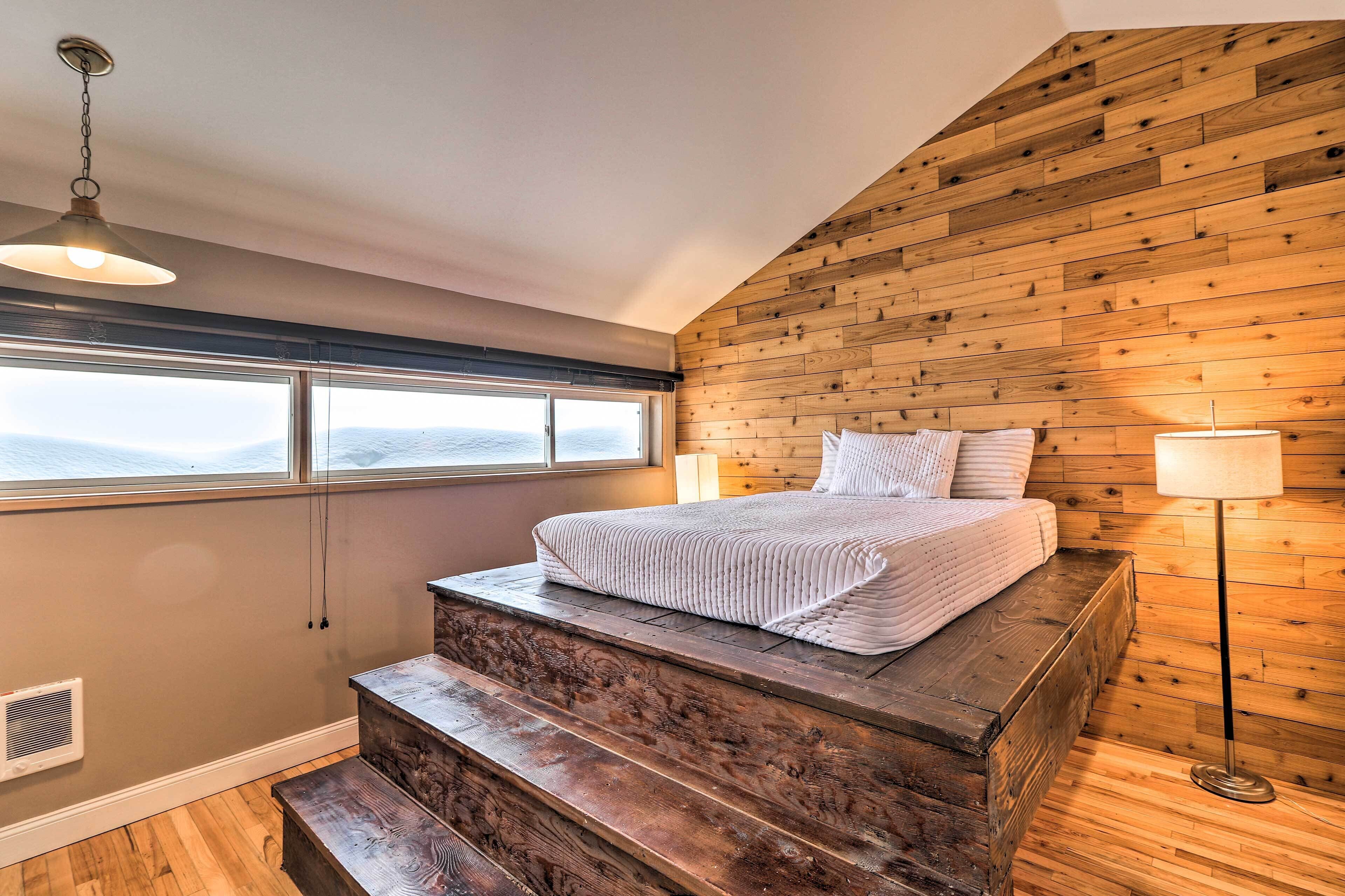 Whitefish Mtn Ski-in/out Condo: Steps to Slopes!