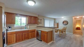 House (3 Bedrooms) | Interior