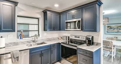 Luxury Sanibel Condo w/ Ocean View: Steps to Beach