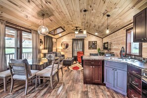 Interior - Somerset Cabin, Close to Lake Access! (Somerset)