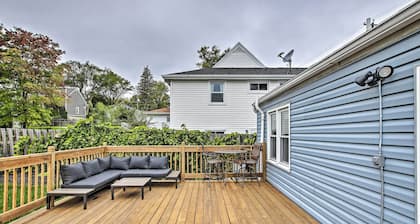 Ideal Green Bay Home < 3 Mi to Lambeau Field!