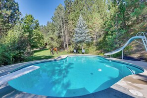 Una piscina al aire libre