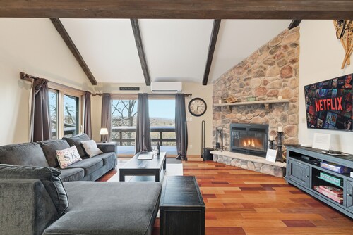 Cozy Camelback, Pocono Retreat w/ Mountain Views!