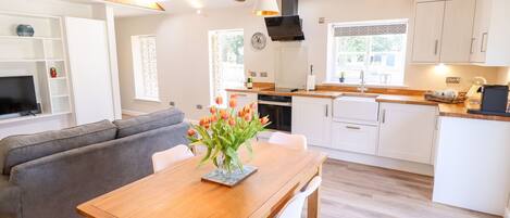 Réfrigérateur, bouilloire électrique, grille-pain