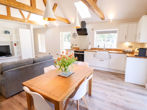 Refrigerador, tetera/pava eléctrica, tostadora, utensilios de cocina