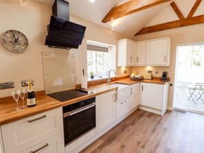 Refrigerador, tetera/pava eléctrica, tostadora, utensilios de cocina