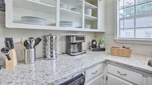 Casa (4 Bedrooms) | Cocina privada | Microondas, horno, parrilla de estufa y lavavajillas 