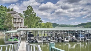 Un port de plaisance avec des bateaux amarrés et un bâtiment doté d’un balcon.