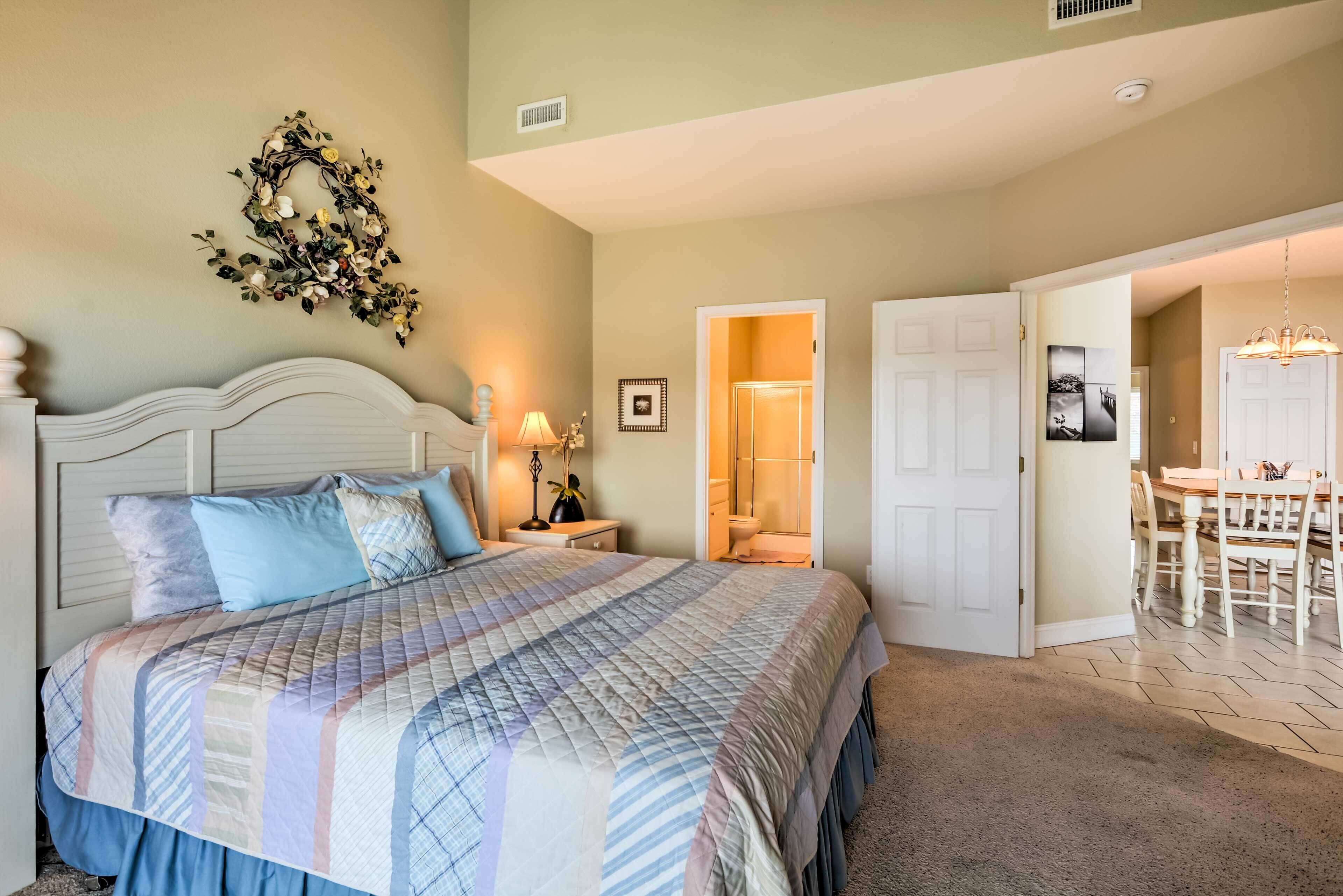 Waterfront Condo on Lake of the Ozarks w/ 2 Pools!