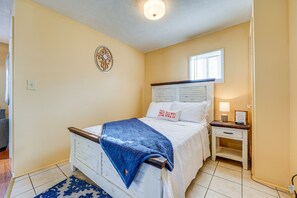 Apartment (0 Bedroom) | Bed sheets - Charming Studio Home 12 Mi to Eureka Springs! (Berryville)