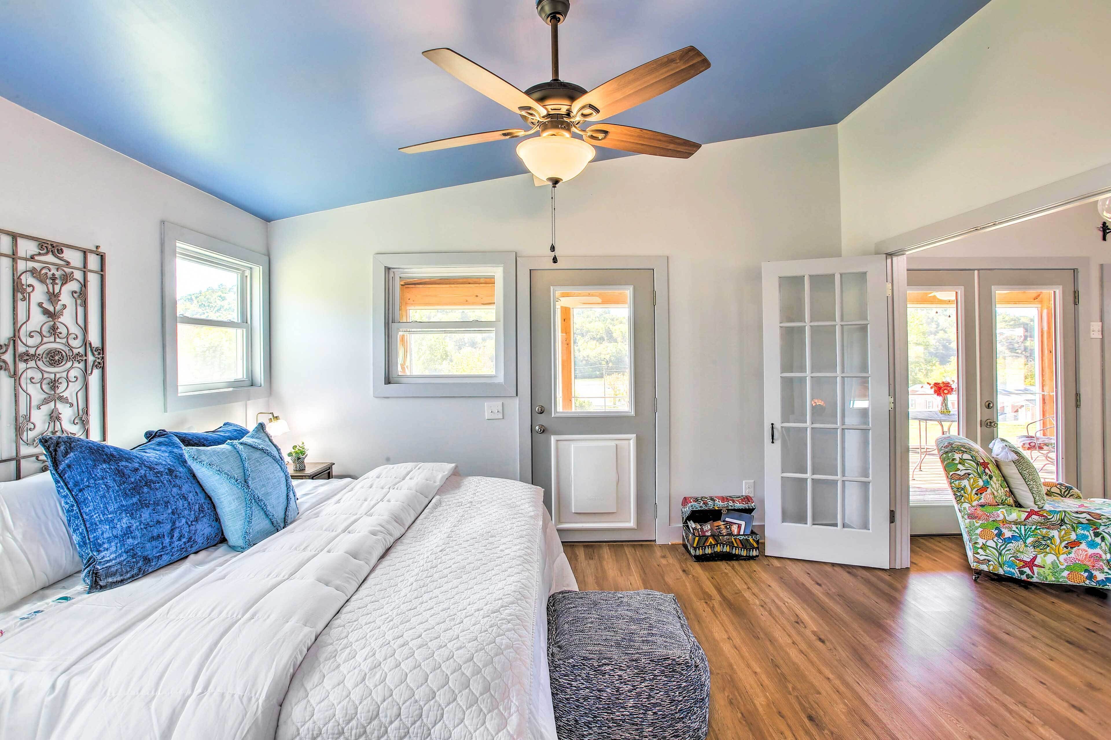 'granvilles Blue Cottage' Porch & River View!