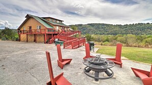 A lodge with a covered deck and a fire pit area. - Mountain View Escape - 1 Mile to White River! (Mountain View)