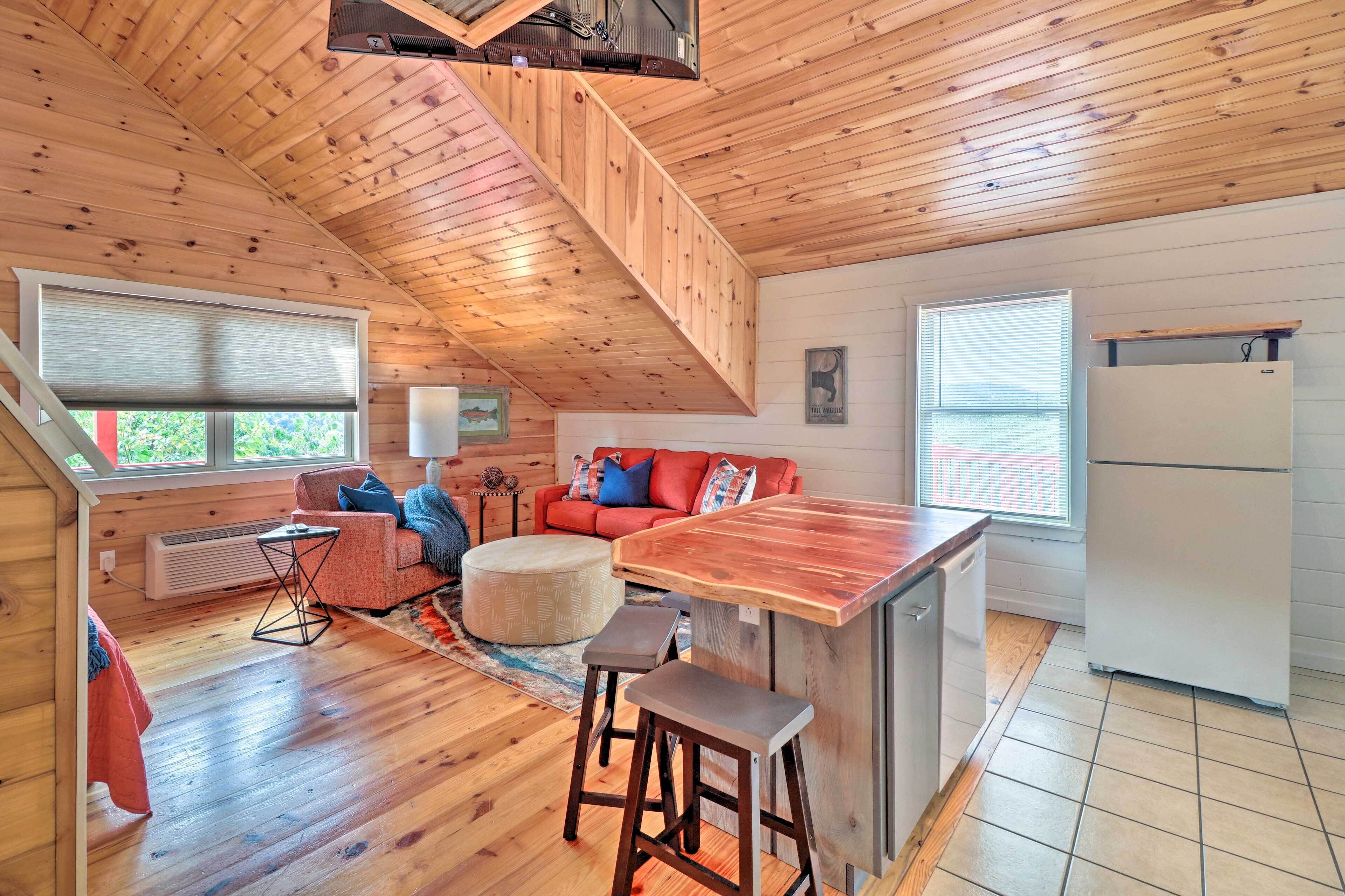 Mountain View Escape - 1 Mile to White River!