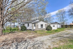 House (1 Bedroom) | Interior - Bright Columbia Home: 47 Mi to Dtwn Nashville (Columbia)