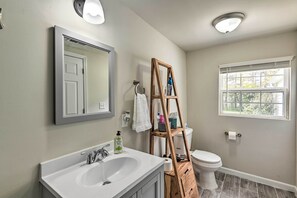 House (1 Bedroom) | Interior - Bright Columbia Home: 47 Mi to Dtwn Nashville (Columbia)