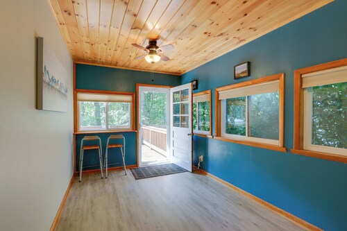 Harpers Ferry Cabin - Walk to Private Lake!