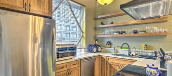 อพาร์ทเมนต์ในย่านธุรกิจที่สมัย - เดินไปที่สวนสาธารณะ + ร้านกาแฟ!