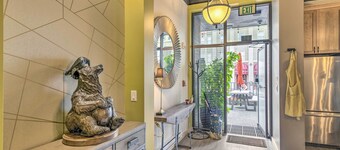 Modern Downtown Apt - Walk to Parks + Cafes!