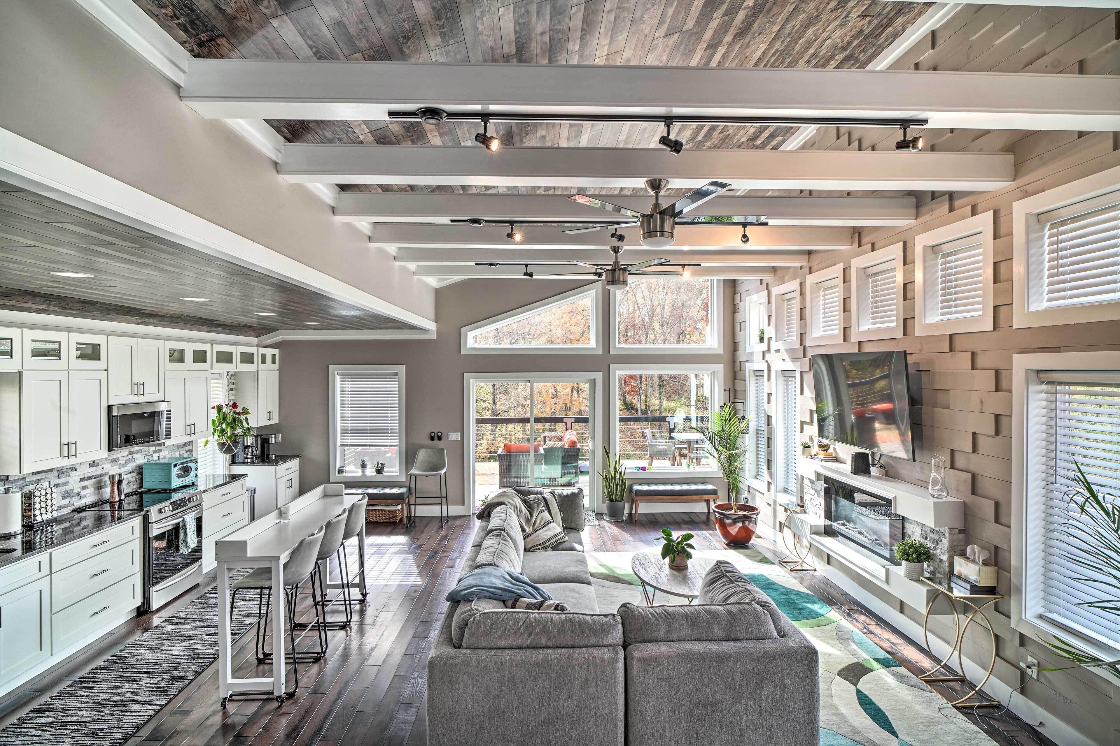 Spacious Sevierville Home w/ Private Hot Tub!