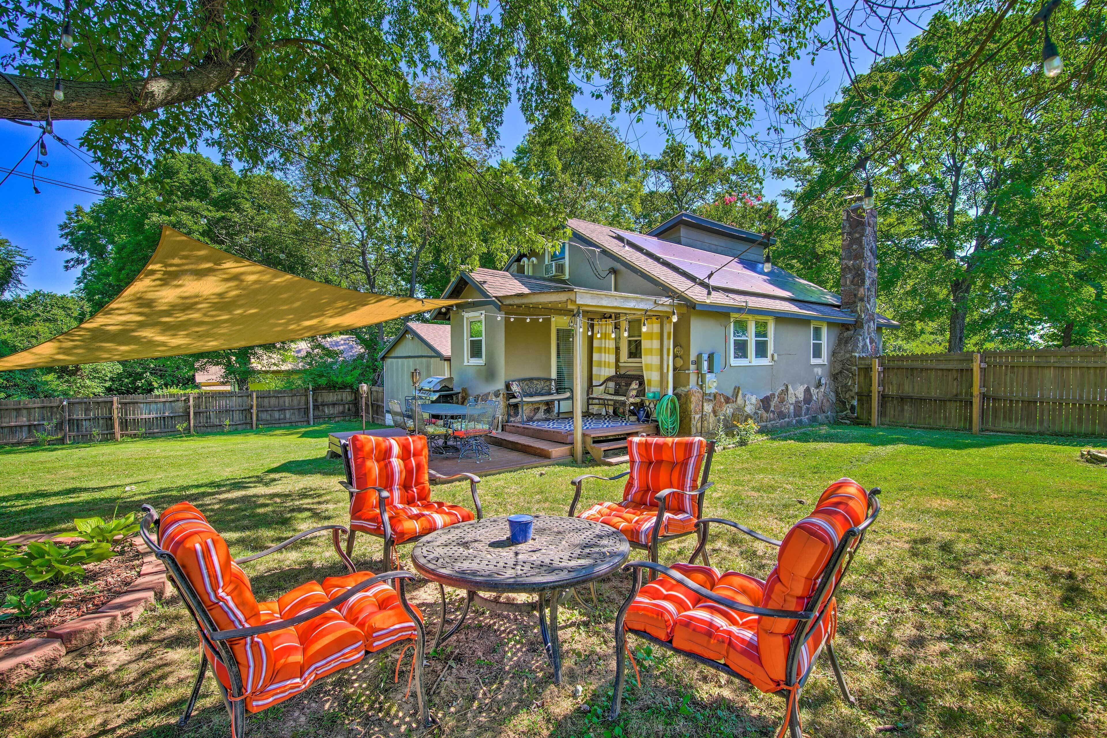 Cozy Abode w/ Yard - 1 Mi to Branson Landing!