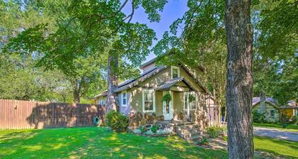 Historic Branson Cottage: 7 Mi to Table Rock Lake!