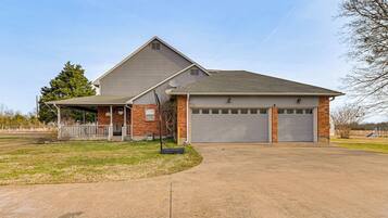 House (6 Bedrooms) | Interior