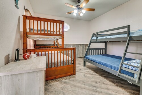 Space to Gather! Sherman Estate w/ Pool & Hot Tub