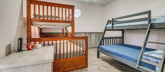 Space to Gather! Sherman Estate w/ Pool & Hot Tub