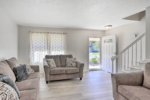 5 Mi to UT: Quiet Toledo Duplex Near Parks!