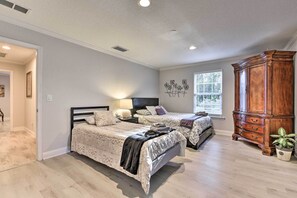 하우스 (4 Bedrooms) | 4 개의 침실, 책상, 노트북 작업 공간, 다리미/다리미판
